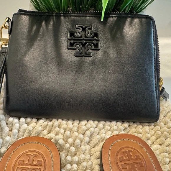 Tory Burch Tan Sandals and wristlet - Picture 4 of 7